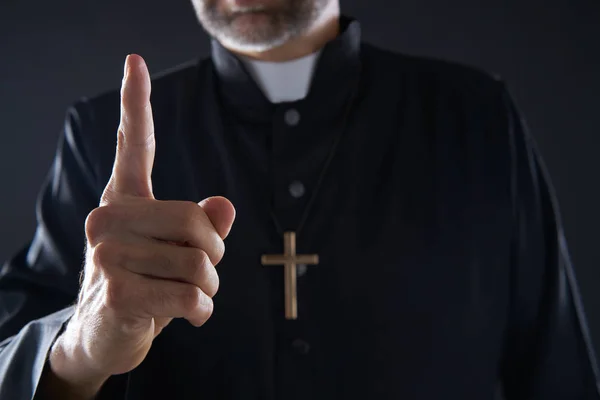 Sacerdote Masculino Apontando Dedo Até Céu Céu — Fotografia de Stock