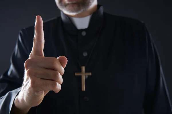 Sacerdote Hombre Señalando Dedo Hacia Cielo Cielo — Foto de Stock