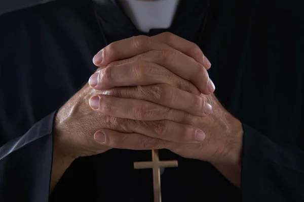 Mãos Oração Retrato Padre Pastor Masculino — Fotografia de Stock