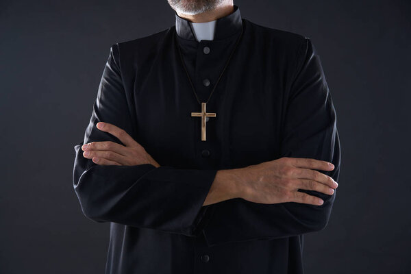 Портрет священника со скрещенными руками
