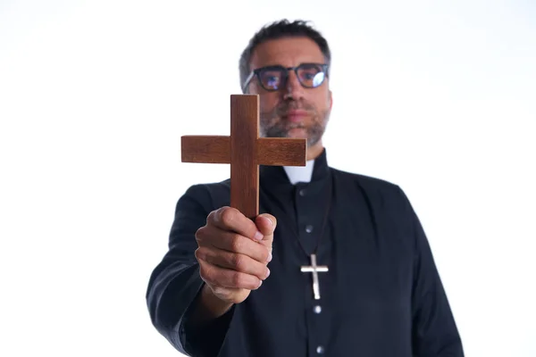 Sacerdote Segurando Cruz Madeira Orando Primeiro Plano — Fotografia de Stock