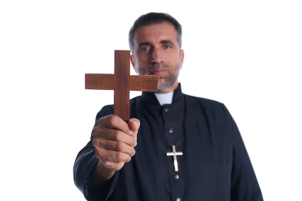 Priester Hält Kreuz Aus Holz Beten Vordergrund — Stockfoto