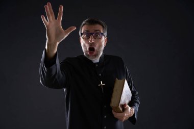 Deli deli rahip ifade korkmuş şaşırttı