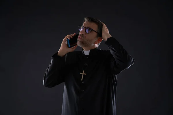 Sacerdote Falando Telefone Smartphone Expressão Engraçado — Fotografia de Stock