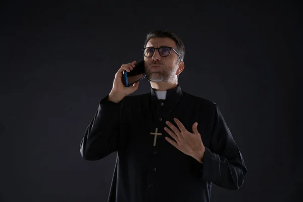 Priester Redet Smartphone Lustige Miene — Stockfoto