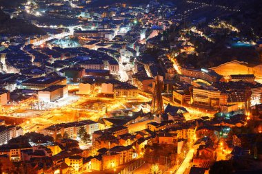 Bir Andorra la Vella manzarası gün batımında Pyrenees dağlarda
