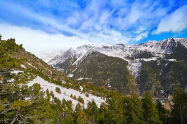 Güneşli bir gün Andorra Pyrenees dağlarda Arinsal