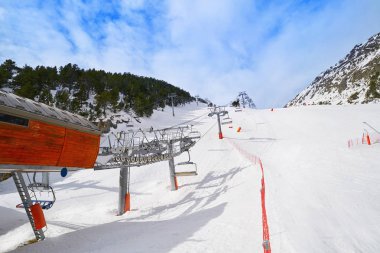Arinsal kayak merkezi Andorra Pyrenees güneşli gün