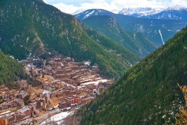 Andorra Pyrenees güneşli gün köyde Arinsal