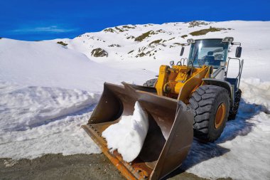 Kar temizleme Ekskavatör Aran vadisi Pyrenees İspanya