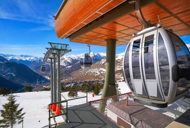 Baqueira bere Lerida Catalonia kayak merkezinde yer Pyrenees İspanya Aran vadisinde
