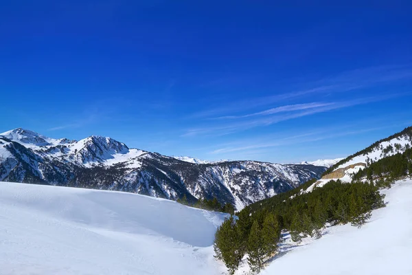 巴奎伊拉贝雷帽在莱里达加泰罗尼亚滑雪胜地在阿兰山谷的比利牛斯山西班牙 — 图库照片