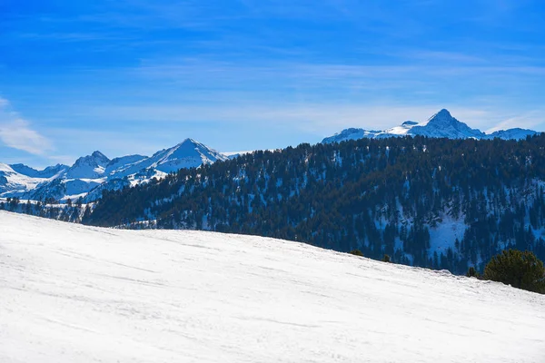 巴奎伊拉贝雷帽安内托峰莱里达加泰罗尼亚滑雪阿兰山谷的比利牛斯山脉 — 图库照片