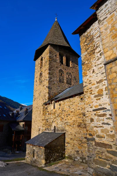 レリダ ピレネー山脈スペインのアラン谷のカタルーニャ州 Escunhau 村の教会 — ストック写真