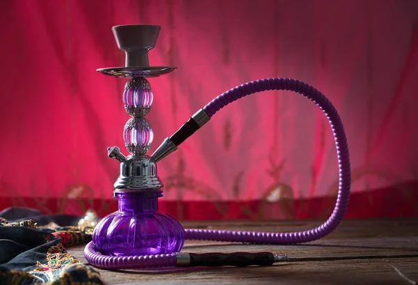 Narguilé Shisha Fumaça Tubo Vidro Roxo — Fotografia de Stock