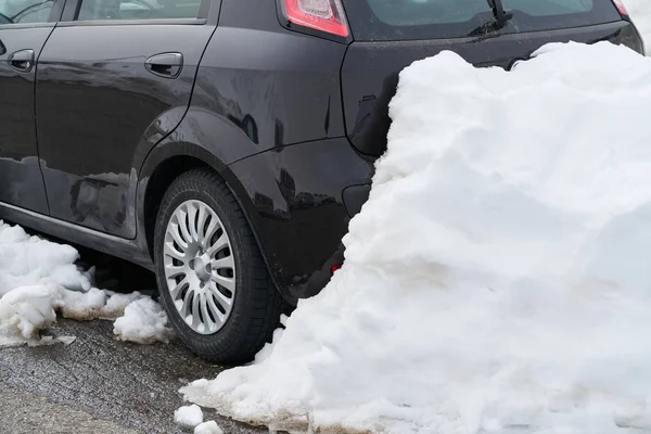 Detalle Trasero Del Coche Bloqueado Por Montón Nieve Invierno —  Fotos de Stock