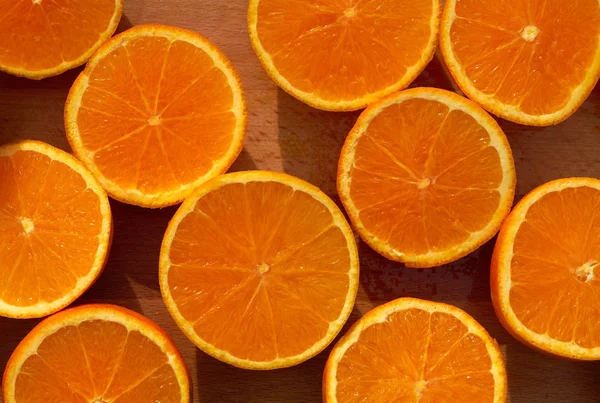 Εσπεριδοειδή Πορτοκάλια Φέτες Μοτίβο Φόντου Στο Ξύλινο Τραπέζι — Φωτογραφία Αρχείου