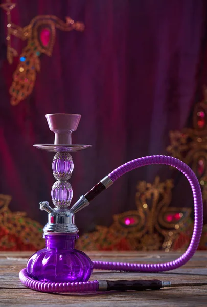 水ギセル シーシャの煙の紫ガラス管 ロイヤリティフリーのストック写真
