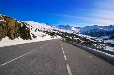 Andorra Grandvalira sektörü Pyrenees dağlarındaki Pas de la Casa 'ya giden yol.