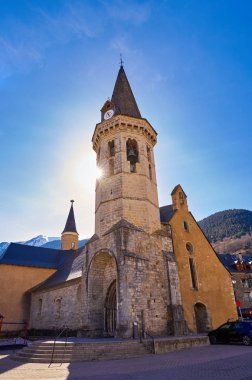 Vielha Viella kilise Sant Miqueu Lerida Katalonya İspanya Aran vadinin Pyrenees içinde