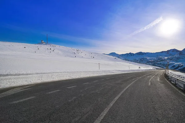 安道尔格兰瓦利拉路段通往比利牛斯山区帕斯德拉卡萨的公路 — 图库照片