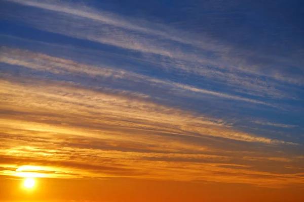 Turuncu Mavi Arka Plan Günbatımı Bulutlar Gökyüzünde — Stok fotoğraf