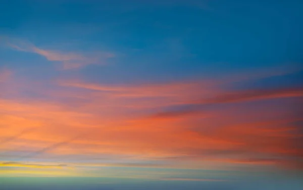 夕日や日の出の劇的な空オレンジ雲黄金の空 — ストック写真