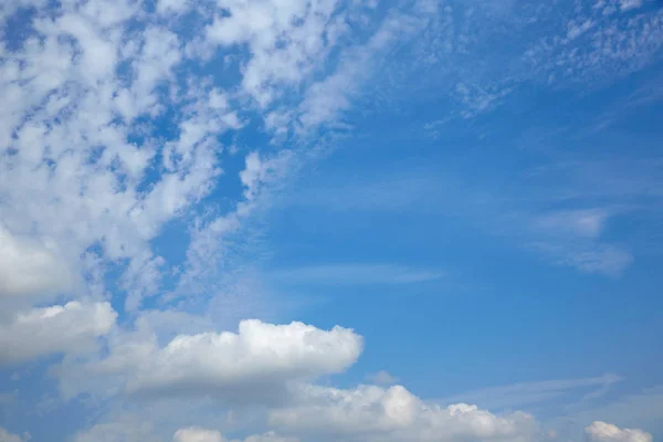 Tökéletes Kék Eget Napsütéses Napon Felhők — Stock Fotó