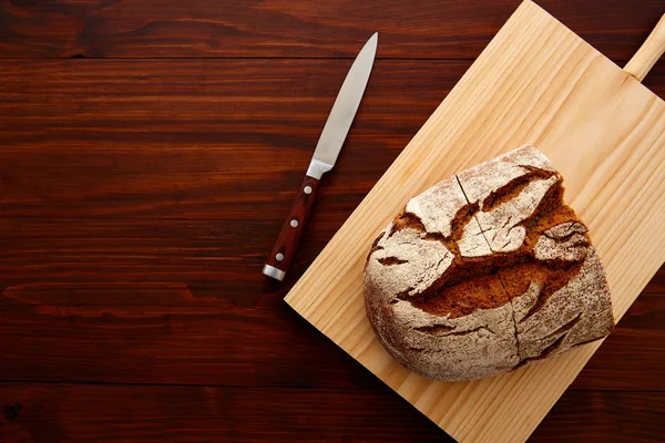 Roggebrood Mes Aan Boord Donkere Houten Tafelblad Bekijken — Stockfoto