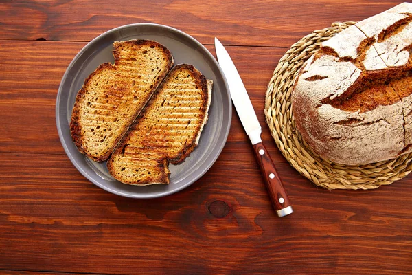 Žitný Chléb Opékat Plátky Tmavý Dřevěný Stůl Horní Pohled — Stock fotografie