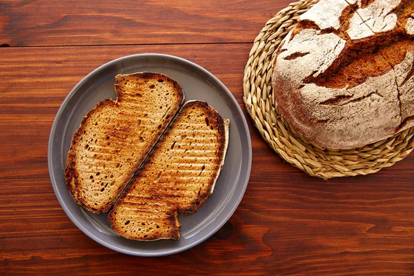 黑麦面包在深色木制桌面视图上烤成的切片 — 图库照片