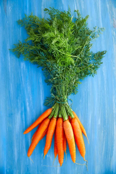 Färska Morötter Gäng Med Stjälkar Och Blad Blå Woode Bakgrund — Stockfoto