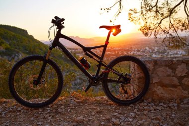 Denia Alicante Mtb bisiklet dağ bisikleti Camino Colonia ile Montgo üzerinden izlemek