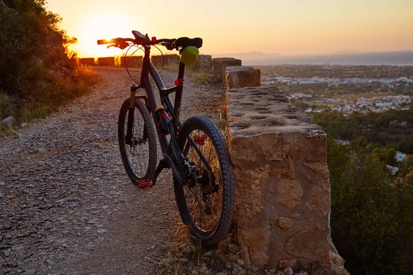 Mtb 自転車マウンテン バイク カミノ コロニア Montgo からデニア アリカンテを追跡します — ストック写真