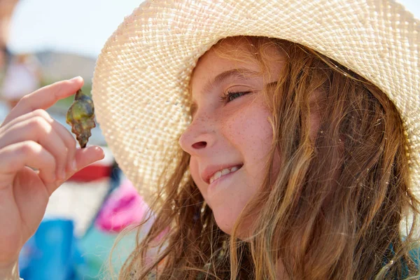 Blonk Kid Flicka Håller Eremitkräfta Närbild — Stockfoto