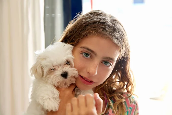 Menina Criança Com Cachorro Branco Cão Maltichon Sorrindo — Fotografia de Stock