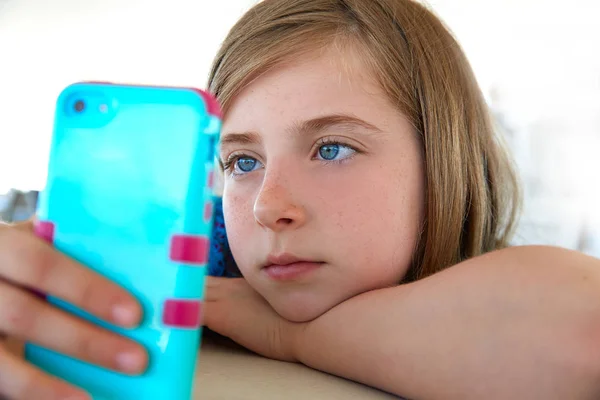 Menina Criança Loira Procurando Smartphone Com Olhos Azuis Retrato — Fotografia de Stock