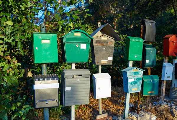 Grunge Boîtes Aux Lettres Sur Des Poteaux Dans Une Forêt — Photo