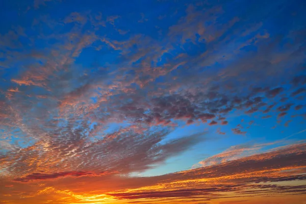 Günbatımı Gökyüzü Mavi Arka Plan Üzerinde Turuncu Bulutlar Ile — Stok fotoğraf