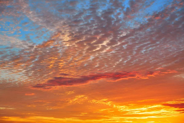 青色の背景にオレンジ色の雲と夕焼け空 — ストック写真