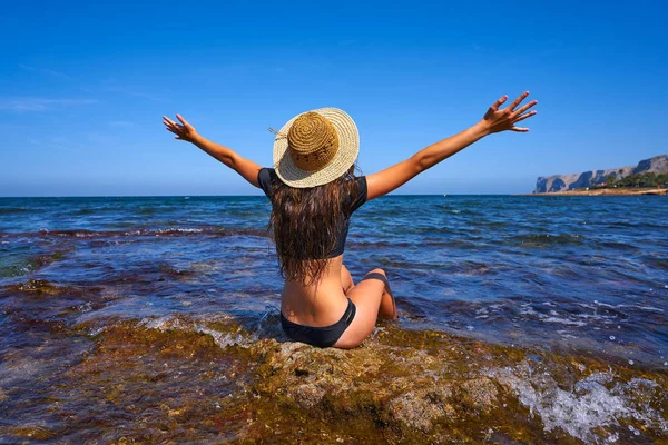 Bikini Girl Mediterranean Beach Zomer Plezier Zitten Open Armen Opgewonden — Stockfoto