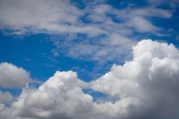 Cielo Azul Verano Con Cúmulos Nubes Blancas —  Fotos de Stock