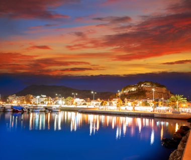 Denia günbatımı Kalesi ve Alicante İspanya marinada ile