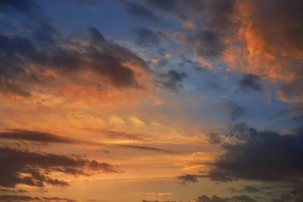 Cielo Dramático Atardecer Con Nubes Anaranjadas Grises —  Fotos de Stock