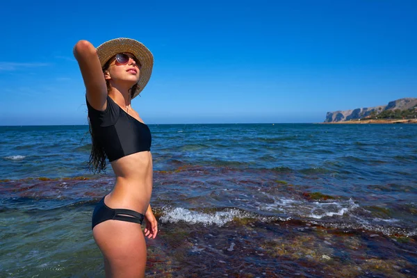 Biquíni Menina Verão Praia Mediterrânea Divertindo Com Chapéu Praia — Fotografia de Stock