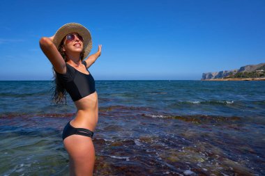 Bikini kız yaz Akdeniz Beach plaj şapka ile eğleniyor