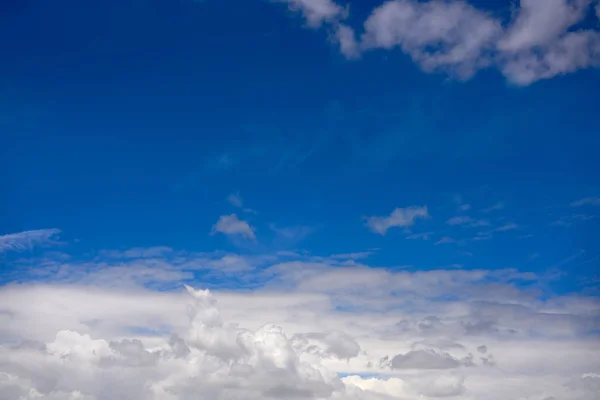 Céu Azul Verão Com Cumulus Nuvens Brancas — Fotografia de Stock
