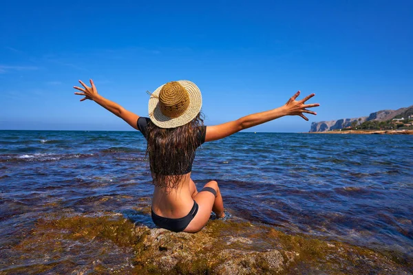 比基尼女孩在夏天地中海海滩有乐趣坐在张开双臂兴奋 — 图库照片