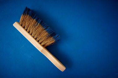 Fırça aracı ressam bir grunge mavi zemin üzerine