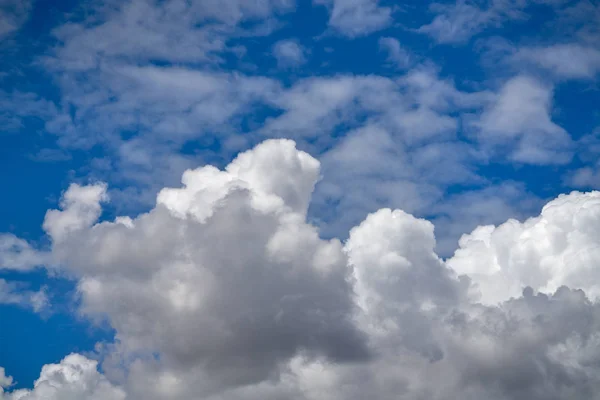 Ciel Bleu Été Avec Cumulus Nuages Blancs — Photo